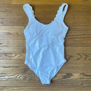 NEW Vineyard Vines Textured Scallop One Piece Swimsuit White 2M001351 NWT